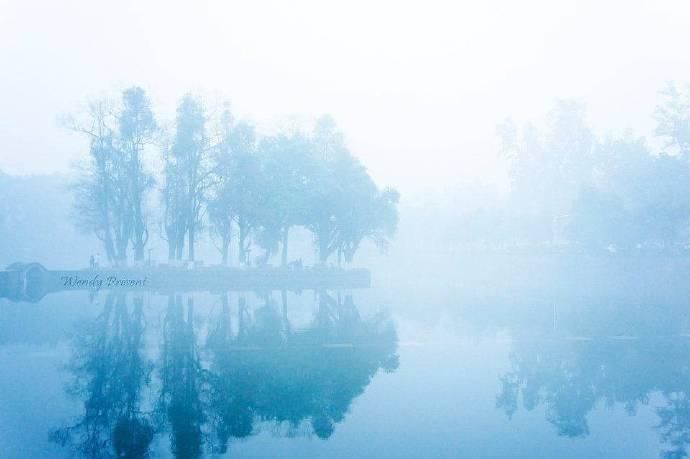  拘束|不设樊篱，恐风月被他拘束；大开户牖，放江山入我襟怀