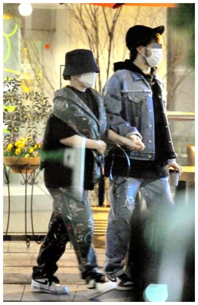 回归到滨崎步与荒木骏平的恋情上,按理说两人二胎都有了,两人是不是该