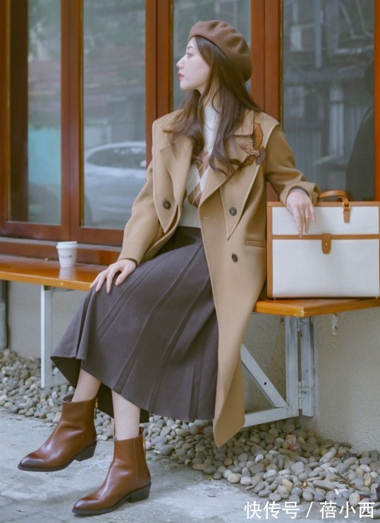 短靴|小个子新年怎么穿?建议尝试“半身长裙+短靴”,一秒显高10cm