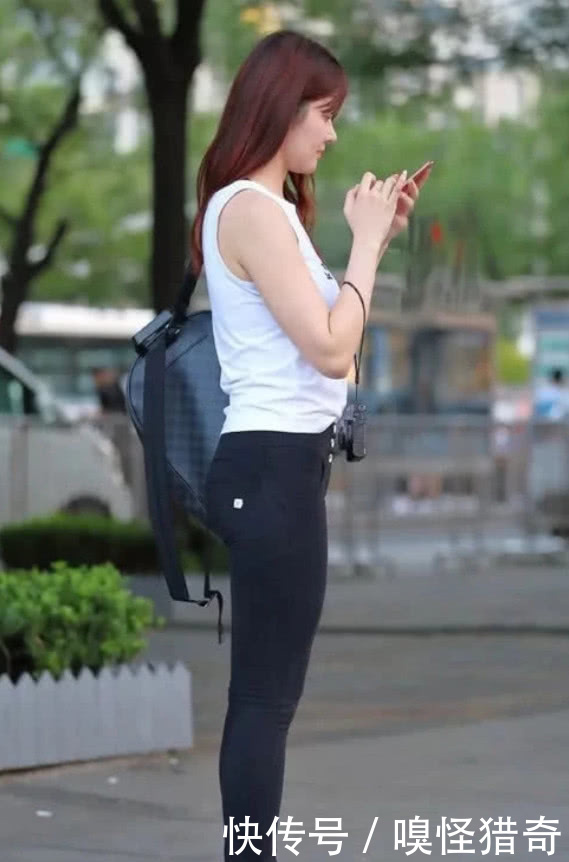 休闲|街拍美女:边走边拍小姐姐,简单穿搭休闲清爽,人生处处是风景!