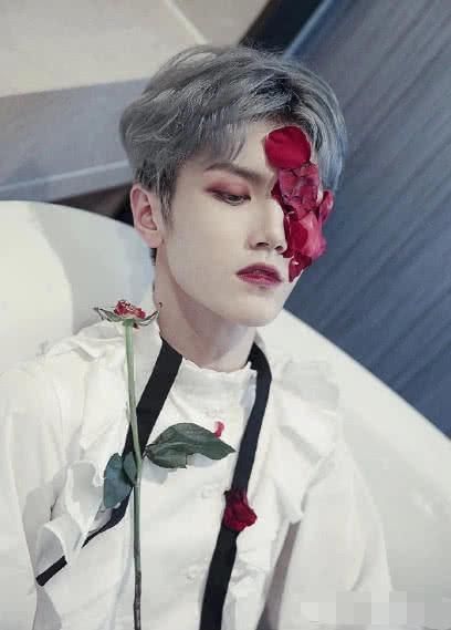 吸血鬼|小伙仿妆吸血鬼,拿掉脸上玫瑰花后真是邪魅,笑起来的时候暴露了