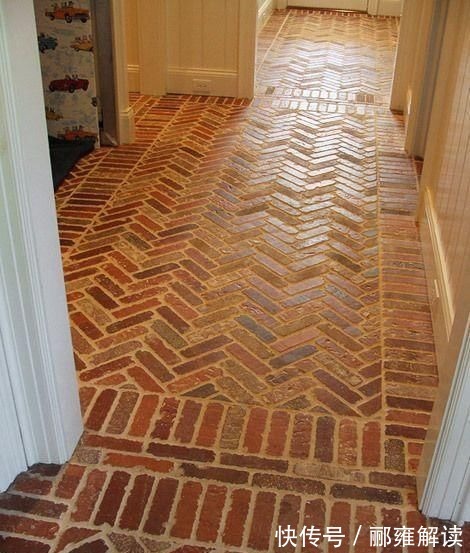 出家门|邻居坚持用红砖铺地,省下一半装修费,看完效果大家争相模仿!