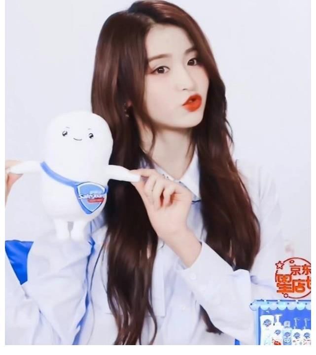 刘些宁金子涵同框，金子涵瘦了之后状态变好，笑容真的很治愈