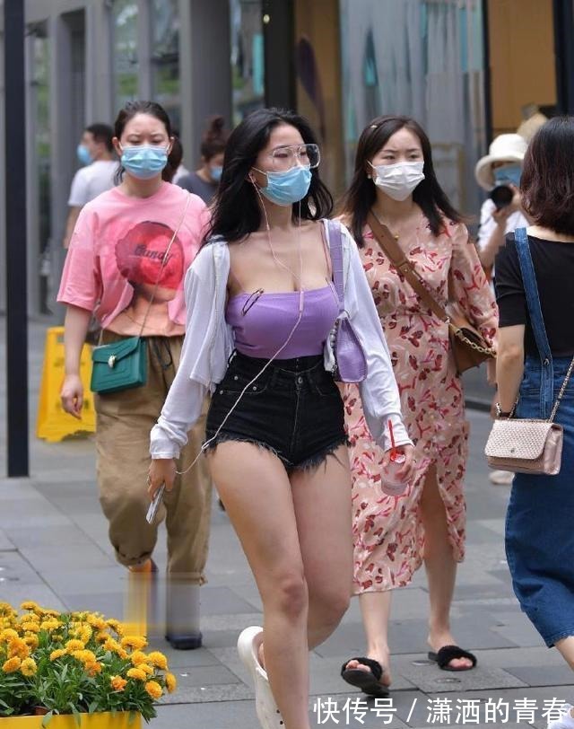 短裤|黑色吊带搭配白色短裤,穿出了美女的个性美!