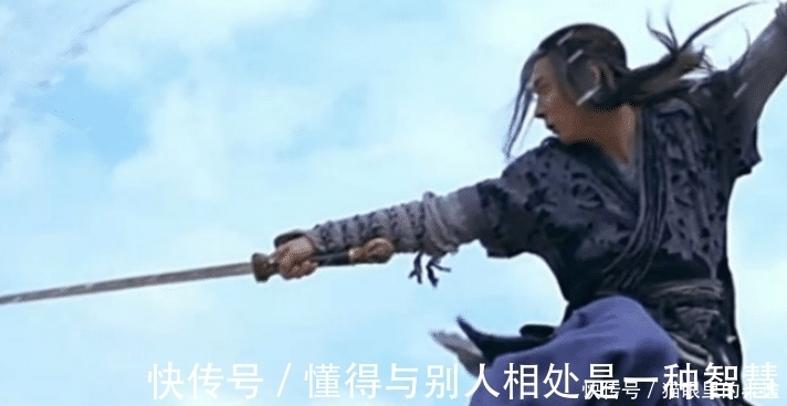 萧峰|金庸笔下此人强得离谱,不练功内力也会增长,金庸只好强行写死他