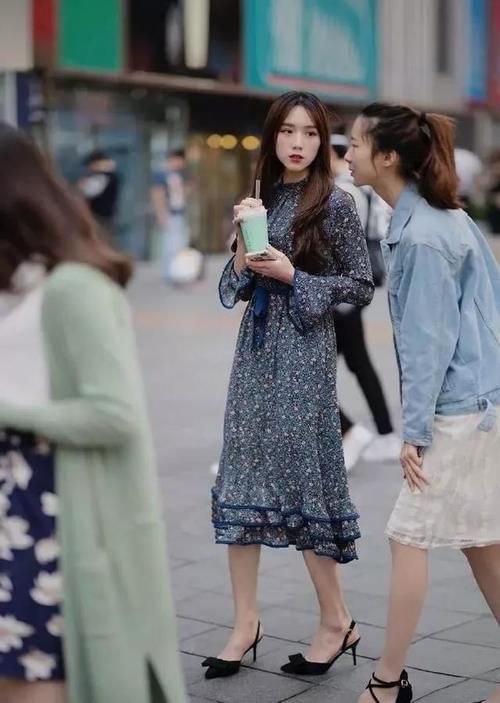 穿搭|小姐姐白色背心，搭配灰色瑜伽裤，轻松穿出魅力的女人味！