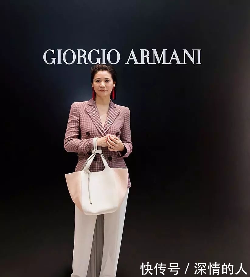 制胜|梁咏仪42岁都遮不住女神气质,波浪头+小西装简约制胜,太优雅