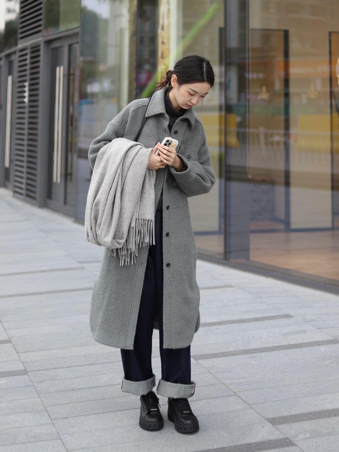 牛仔裤|普通女生也能够穿出时尚感,浅紫色短款羽绒服+怀旧感牛仔裤,干净又整洁!