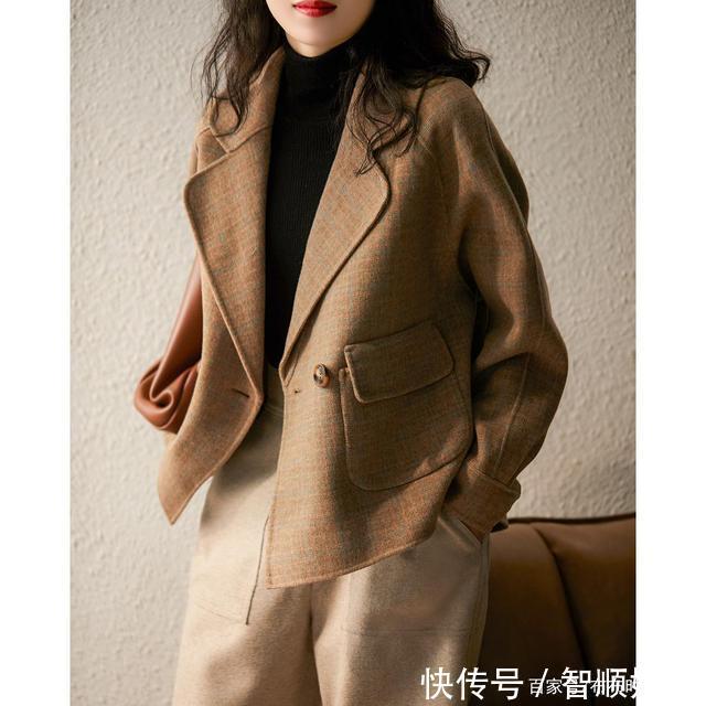 轻奢短外套+高领针织衫+阔腿裤,简直不要太美,通勤穿也很大气