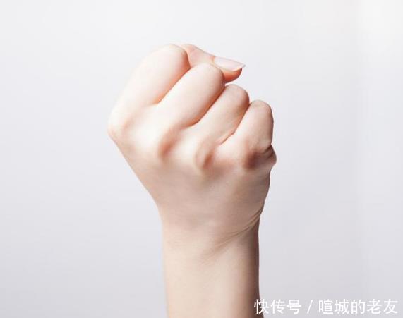 55岁后若4个动作还能轻松做,说明身体很健康,长寿“青睐”你