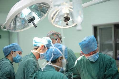 流产|28岁孕妇二胎流产，清宫手术时紧急喊停，医生拿着结果露出笑容