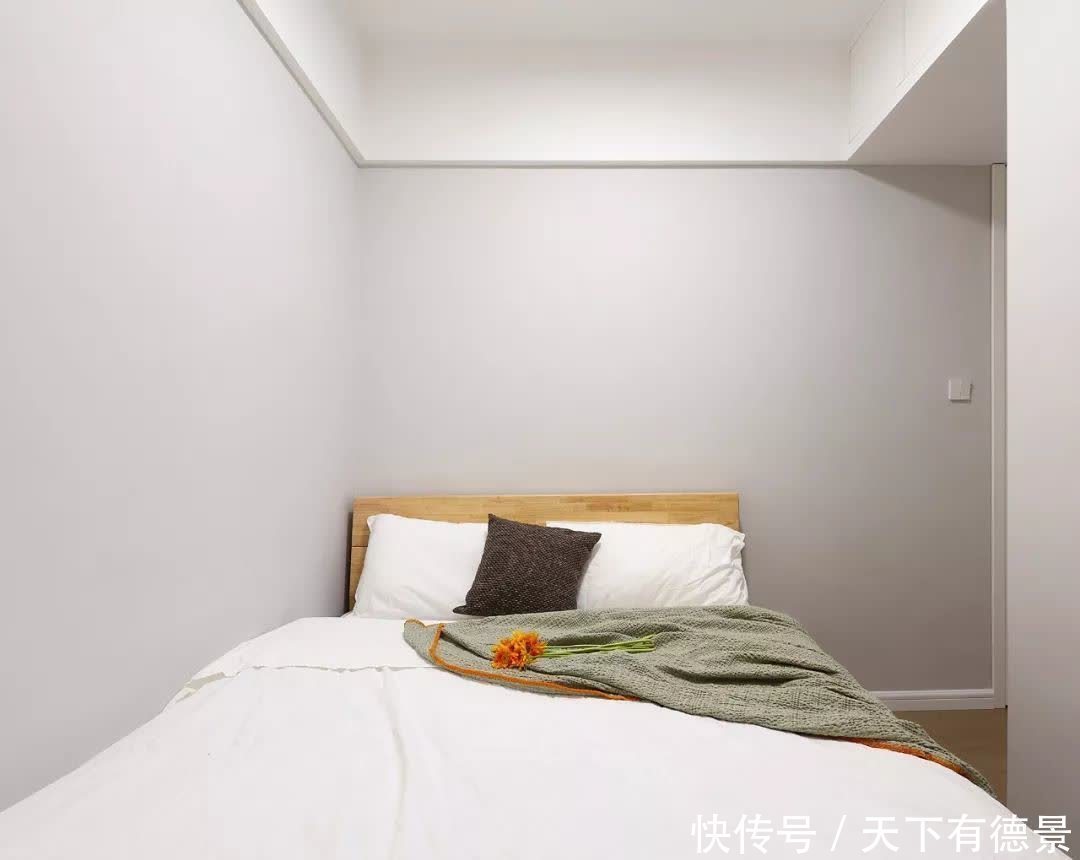 书房|79平现代两室，入户阳台改书房，厨房玻璃墙，让空间视觉翻倍