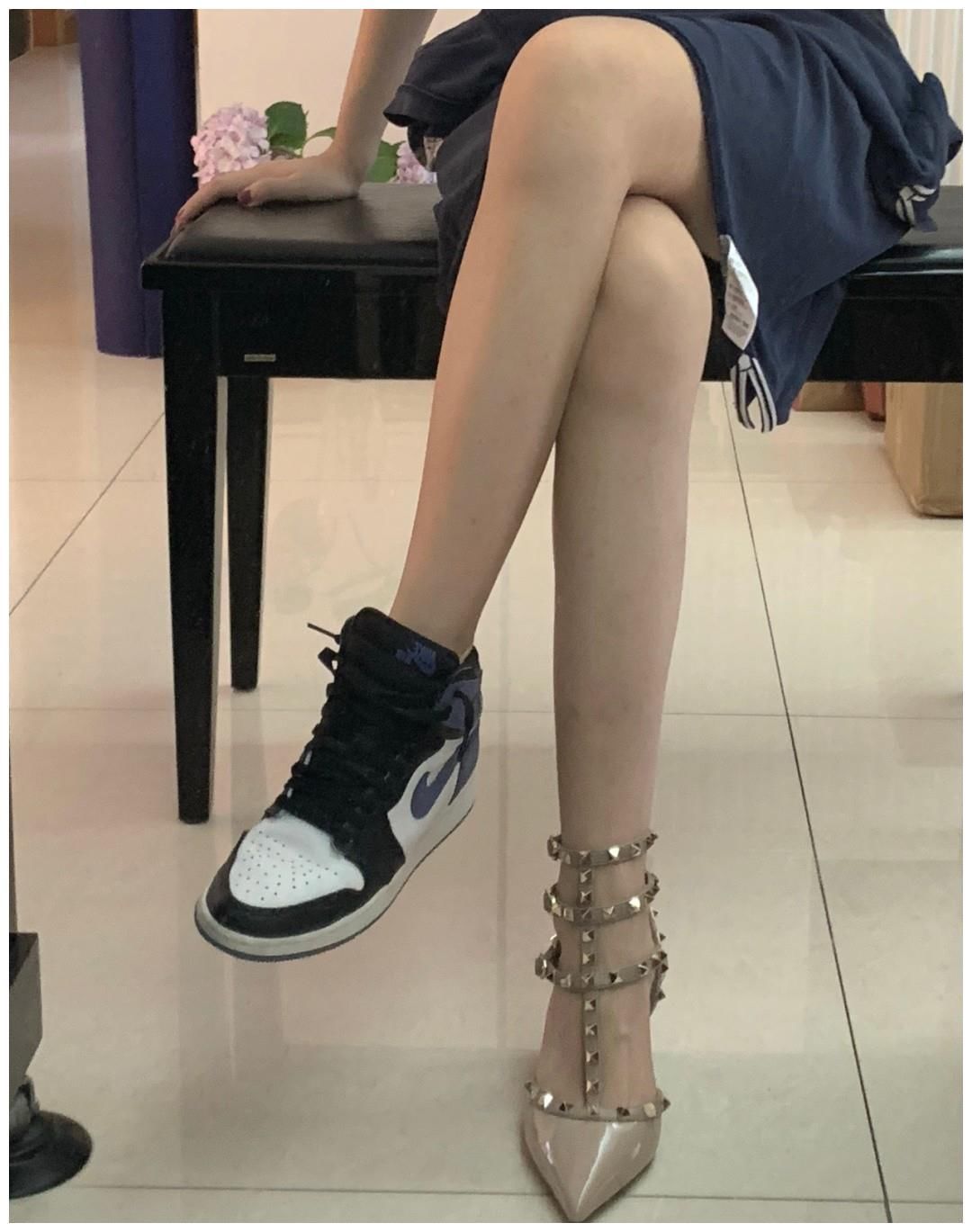 高跟鞋|满身都是铆钉的奢侈品高跟鞋，华伦天奴靠出众博眼球，性感度极高