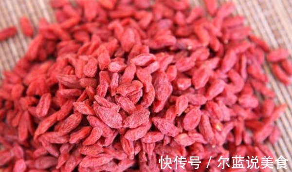 好处|每天睡前吃几粒枸杞,坚持一个月后,除了降压降糖,还有3大好处