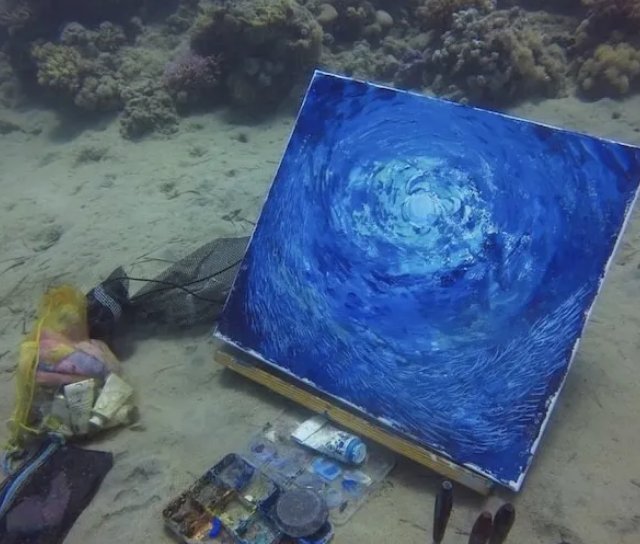 九派|俄罗斯女子潜入海底画画，“沉浸式”写生吸引众爱好潜水艺术家