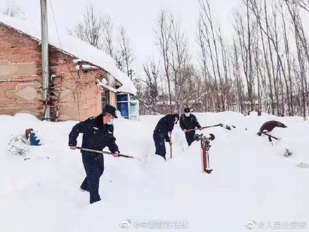 民警|通辽暴雪部分地区积雪达齐腰深，民警为被困老人铲出生命通道