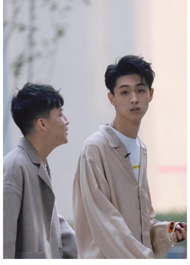 德云社孟鹤堂现身《最后的赢家》,脚踢老秦屁股,师哥欺负师弟了