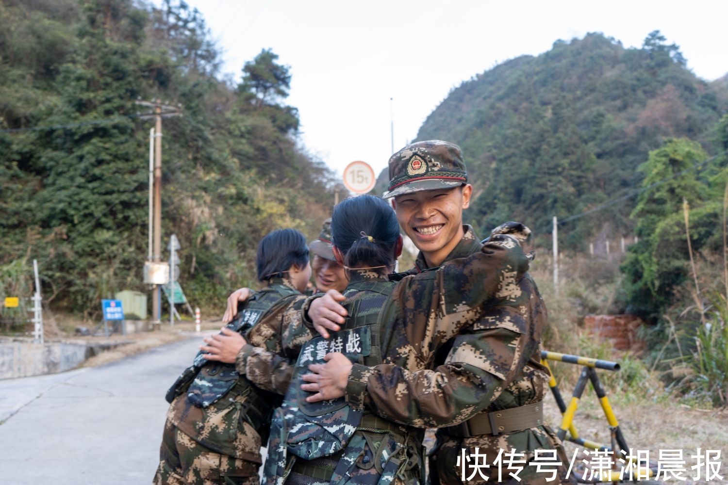 大山深处，23人的演出，观众只有2人