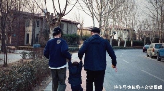 奶粉|宝宝只喝奶奶冲的奶粉，爸爸感觉不对劲，偷偷尝一口后很生气