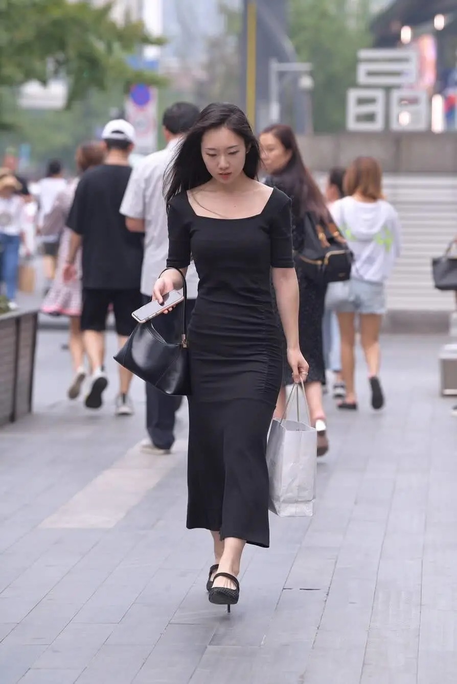 微风拂起的秀发,搭配一袭黑色长裙,才是少女该有的样子