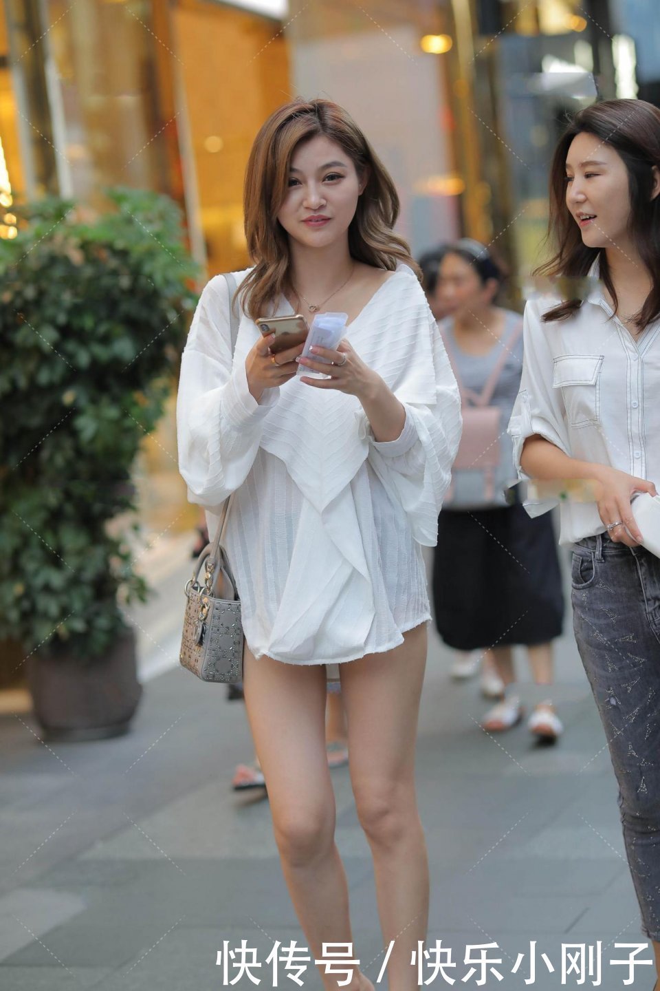 显瘦|自信显瘦的穿搭,让这位00后辣妈性感迷人出街,想帮她买杯咖啡