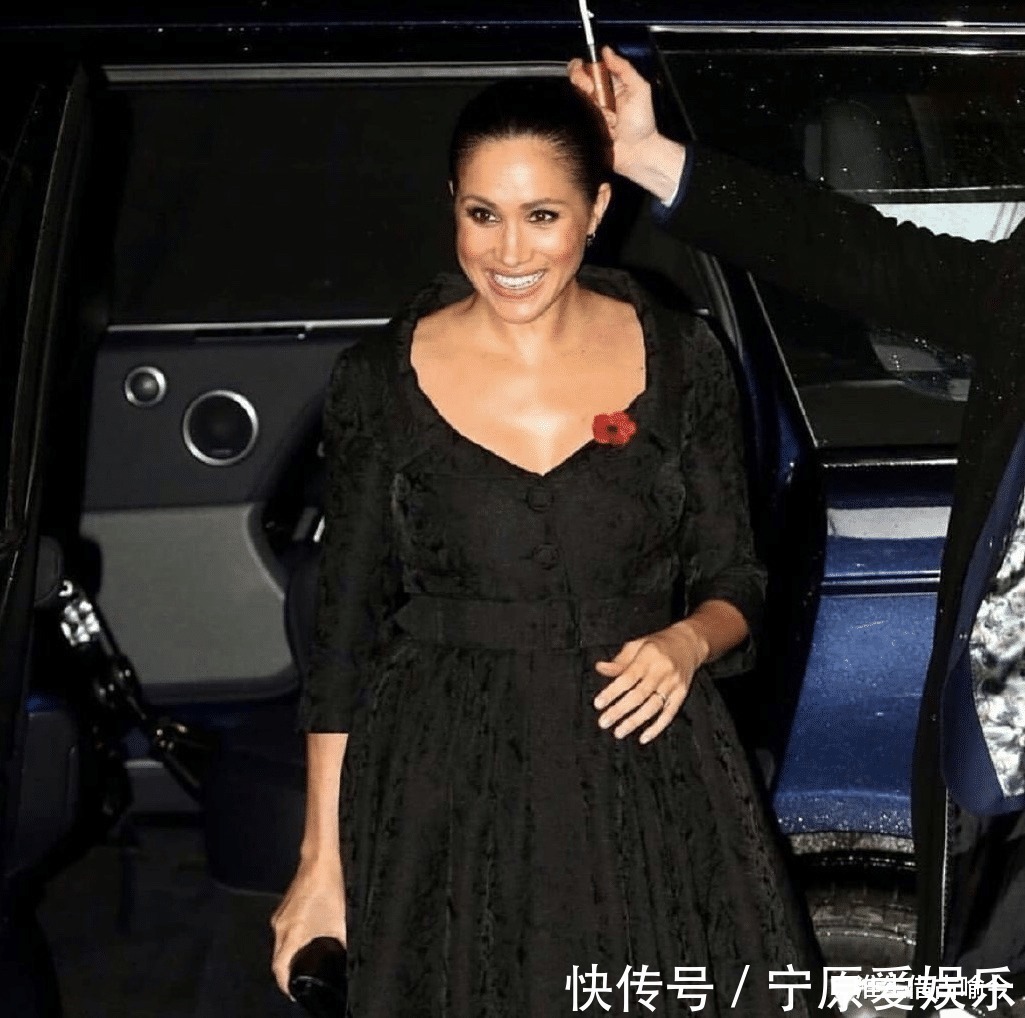 凯特 莱后和凯特同穿蓝色印花裙一个裙子太松垮显胖,另一个活泼娇媚