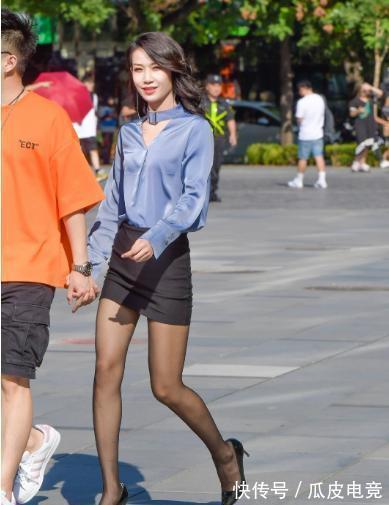 高挑 蓝色衬衫搭配黑色包臀裙,高挑优雅,气质迷人