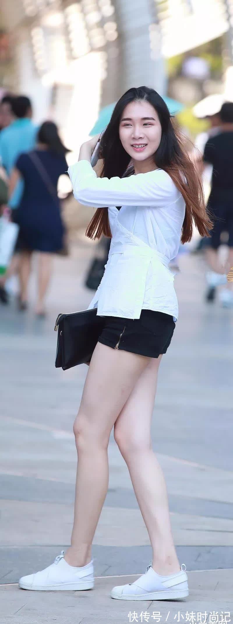 性感 街拍:打扮很清新的性感小姐姐,很真实的拍摄,很大众的颜值!