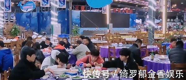 花蛤|王俊凯吃饭扒菜被嘲，金大川委婉提醒气氛尴尬，粉丝发长文挽尊