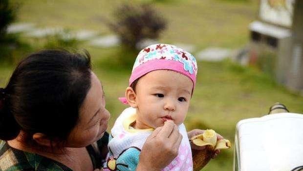 越来越多家庭是姥姥带娃，爷爷奶奶在享清福吗？原因现实又无奈