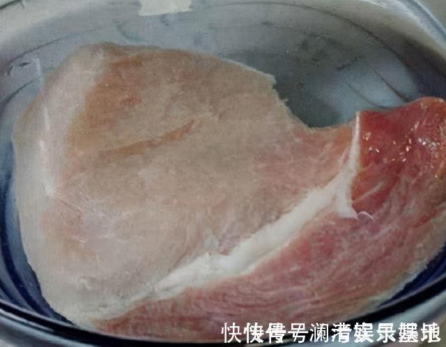 给猪肉解冻，用水泡就错了！教你小妙招，快速解冻，和鲜肉一样