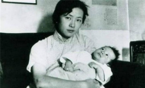 因小妾连诞4子,丈夫将原配母女赶至后院,不料女儿却家喻户晓