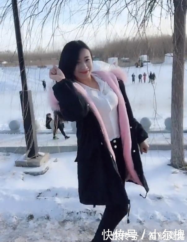 小姐姐 雪景中“衬衫外穿”美女，加上一件大衣，扬长避短！