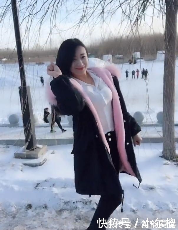 小姐姐 雪景中“衬衫外穿”美女,加上一件大衣,扬长避短!