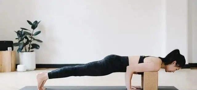 膝盖|瑜伽经典序列之拜日式B,唤醒身体活力的最佳序列