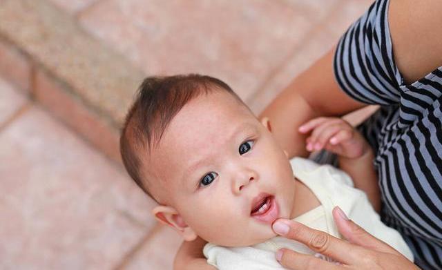 牙龈|长牙期除了补钙,3种营养也很重要,辅食安排好宝宝牙齿长得好