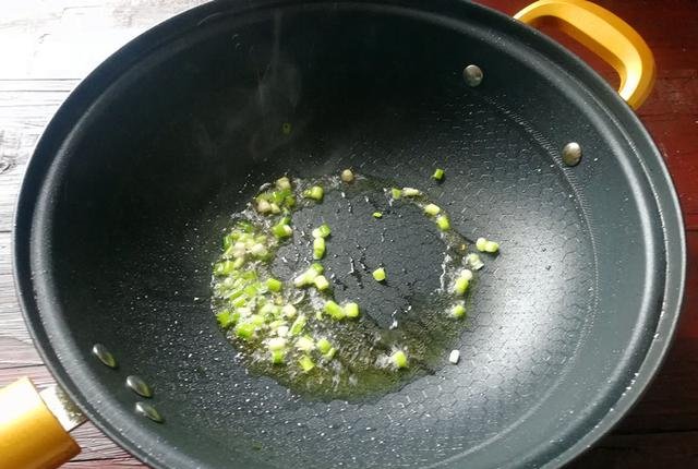 早餐不用出去买，用剩米饭加上它，十分钟做出诱人特色早餐