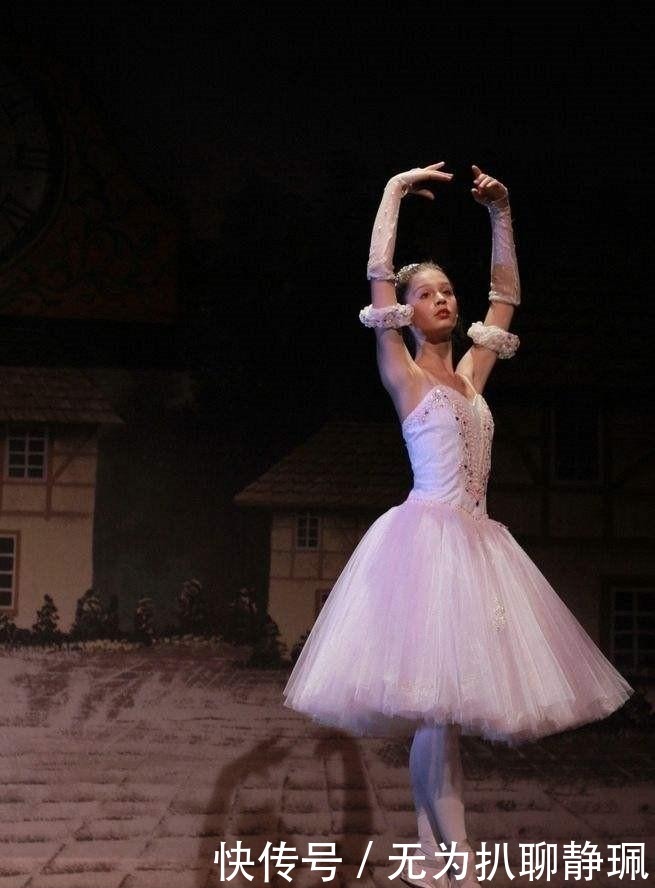 美女|为了讨好她人,她跳一支舞,结果3万美女为她受罪