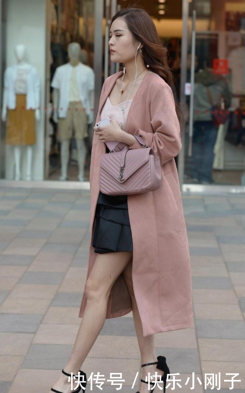 粉色系的拉沙大衣,里面选择淡粉色的垂饰,彰显独特的女性气质