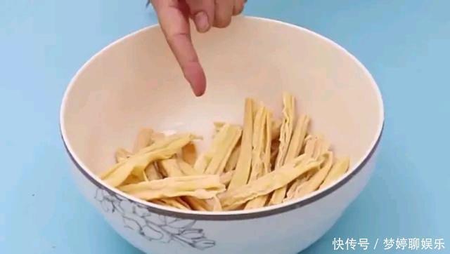 硬嚼不动|泡腐竹,切莫直接加水泡发,很多人不懂装懂,导致外烂里硬嚼不动