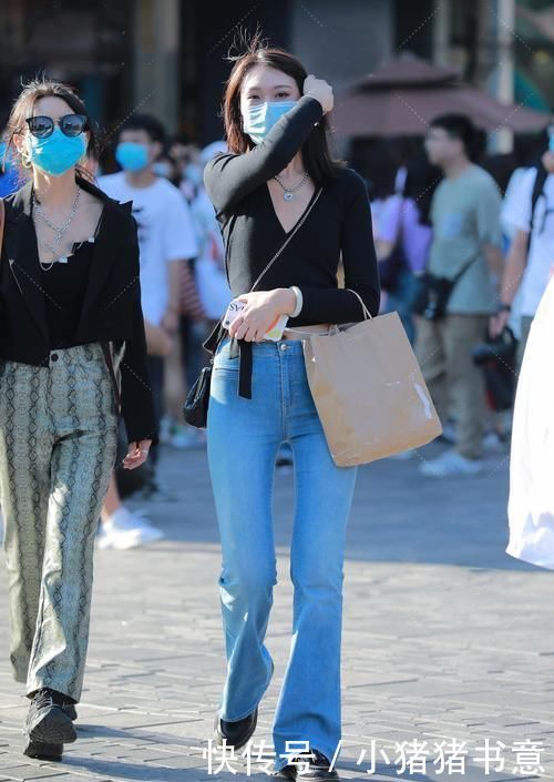 想要提升个性感,气质女生穿喇叭裤搭配针织短衫,又靓又耐看