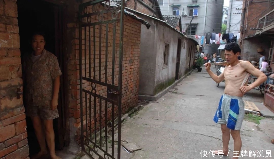 一对古稀老人守着一个小吃摊子,养活四代人,还留住了一条街