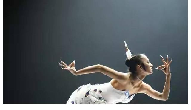 聋哑人|湖北姑娘，2岁失聪，却能上春晚表演千手观音，如今怎么样了？