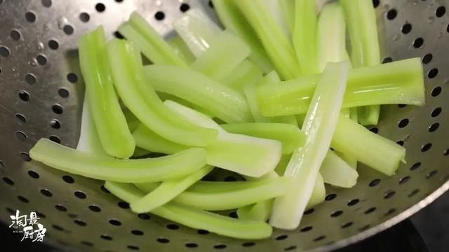 西芹|3种调料就搞定，2步解锁芹菜新吃法