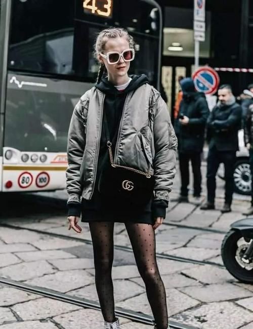 最近火了一种穿搭，叫做“羽绒服+短裙”，最适合小个子，很显高