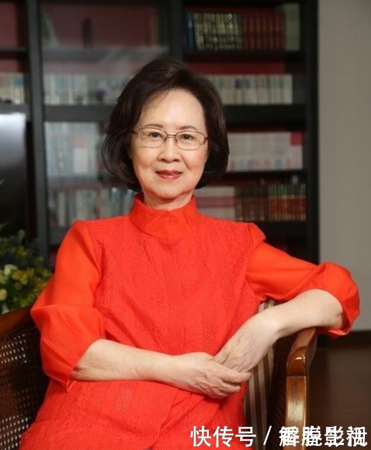 穿搭|琼瑶阿姨老的优雅,刺绣外套配短发端庄典雅,衣品如人品一样大气