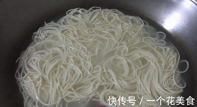 拿挂面做炒面,煮完就炒是大忌,多加2步,根根分明不坨还不粘锅!