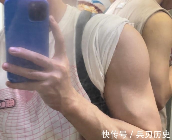 大男孩|帅气的成都大男孩,健身四个半月,手臂和肩有进步,胸肌差点意思!