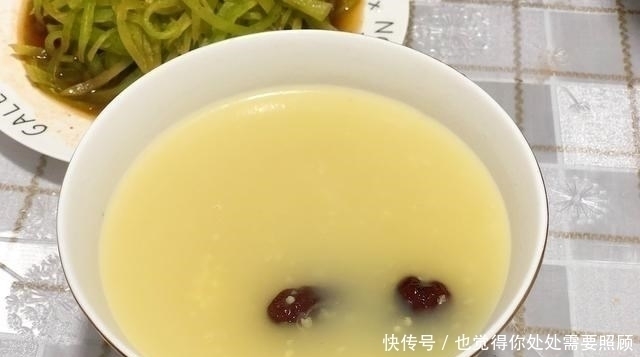 回娘家蹭晚餐，一桌9道食物，晒朋友圈火了，网友：确定是亲妈