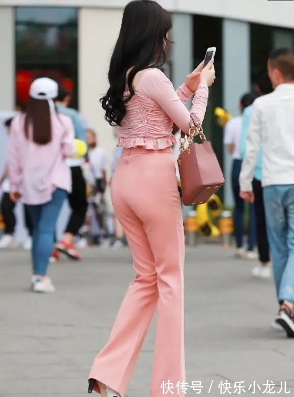 搭配 蓝色毛边短裤搭配蓝色鸭舌帽,搭配出来的效果不一般,超级顺眼